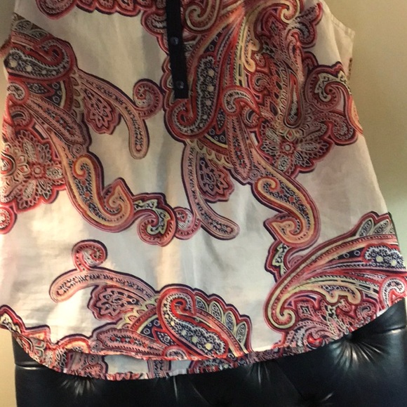 Paisley rules in this cute top with navy blue trim - Picture 3 of 6
